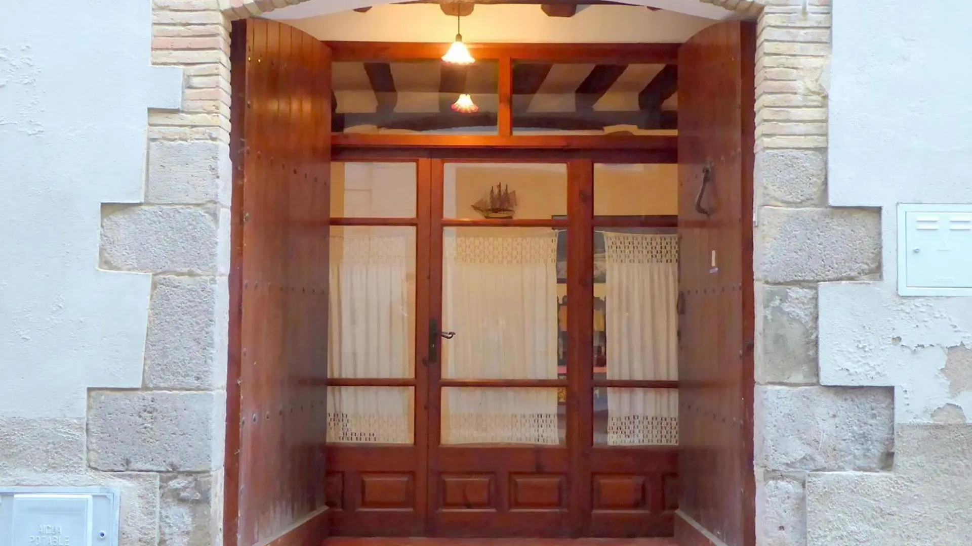 Casa De Piedra Del Siglo XVII Restaurada Con Encanto, Para 8 Personas, En Castello D'Empuries - Es-228-96