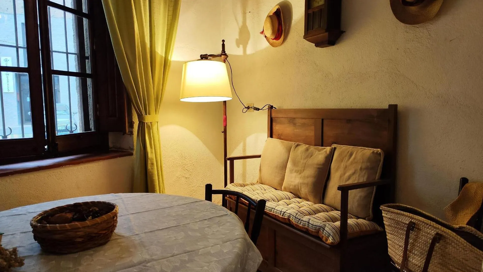 Vakantiehuis Casa De Piedra Del Siglo XVII Restaurada Con Encanto, Para 8 Personas, En Castello D'Empuries - Es-228-96